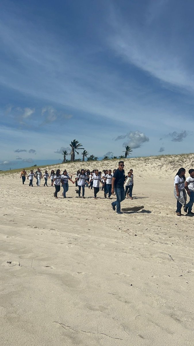 Turma caminhando pelas dunas de Aquiraz