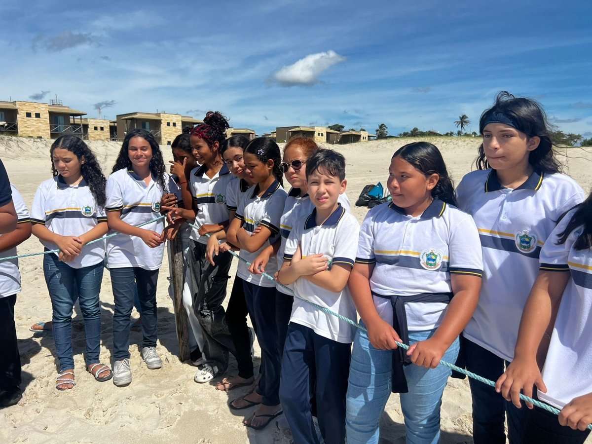 Alunos observando atividade ambiental