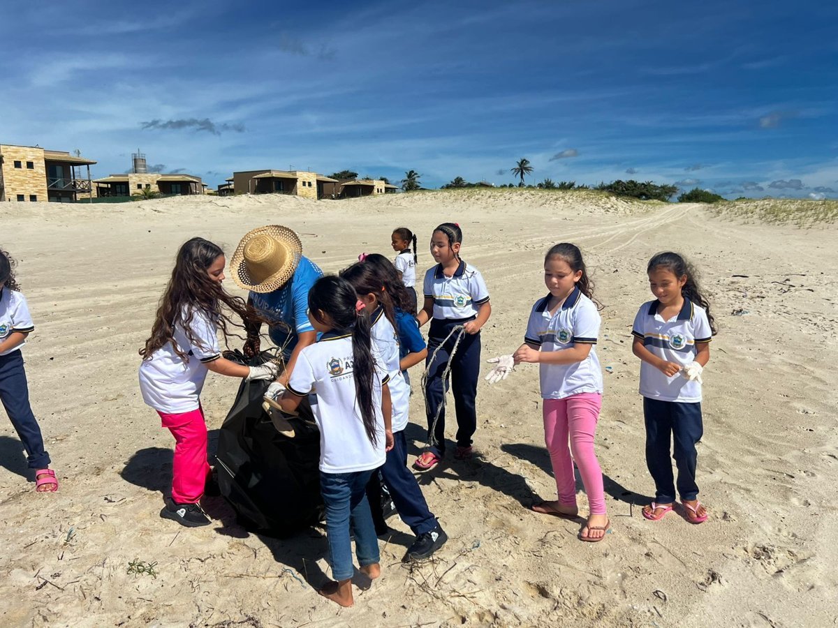 Crianças em atividade de educação ambiental